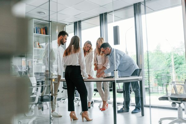 Vitrophanie bureau : valorisez vos espaces de travail avec style